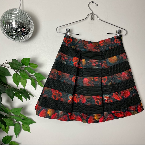 ❓ GUESS floral print striped pleated coquette stretchy structured skirt medium ❓ - Picture 9 of 9